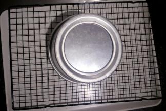 出炉后震出下倒扣放凉。