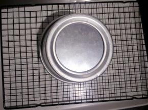 出炉后震出下倒扣放凉。