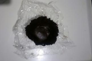 转动碗使巧克力贴在碗壁，形成巧克力碗。盖保鲜膜放冰箱冷藏30分钟。