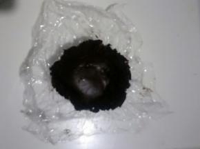 转动碗使巧克力贴在碗壁，形成巧克力碗。盖保鲜膜放冰箱冷藏30分钟。