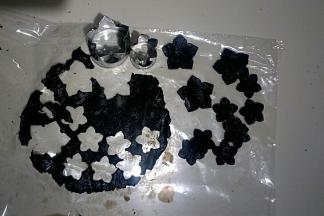 剩余巧克力，加入牛奶(巧克力和牛奶的比例2:1).融化后放至略有余温，放在保鲜膜中间按成薄饼，用模具刻出花型。也可以切成自己喜欢的形状。