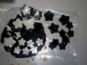 剩余巧克力，加入牛奶(巧克力和牛奶的比例2:1).融化后放至略有余温，放在保鲜膜中间按成薄饼，用模具刻出花型。也可以切成自己喜欢的形状。