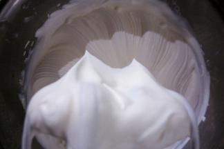 淡奶油加糖粉用手持电动打蛋器低速打发至奶油出现明显纹路，打蛋器提起奶油呈大直尖状态。