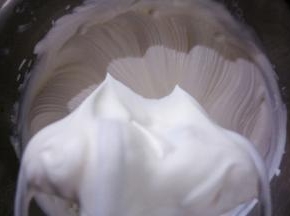 淡奶油加糖粉用手持电动打蛋器低速打发至奶油出现明显纹路，打蛋器提起奶油呈大直尖状态。