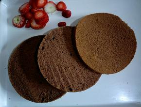 把草莓切片，蛋糕胚横分成3等份。