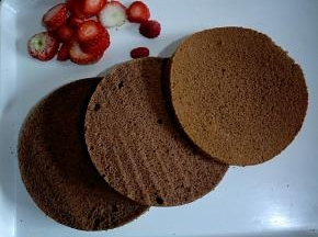 把草莓切片，蛋糕胚横分成3等份。