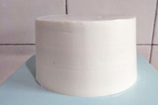 用奶油把面抹平