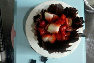 碗中放入适量草莓块