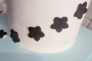 把巧克力花按自己喜欢装饰在蛋糕的一面即可