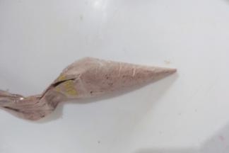 取少量奶油加入可可粉调成可可奶油装入裱花袋