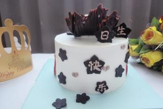 在花片上写生日快乐，同时挤几个小心心做装饰