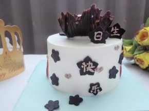 在花片上写生日快乐，同时挤几个小心心做装饰