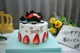 另外一面用草莓切片做装饰即可。