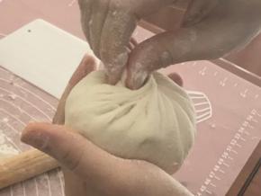 加入适量馅料包成喜欢的形状。