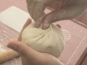 加入适量馅料包成喜欢的形状。