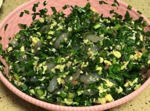 拌好的肉馅加入野菜碎拌匀。（这步忘记拍了，这是以前做的四鲜馅）