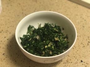 捏干荠菜里的水分，剁碎备用。