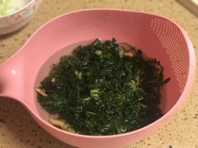 马上捞出放冷水里冰一下。