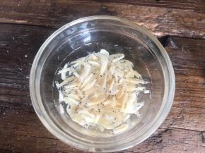 虾米洗净，沥水备用