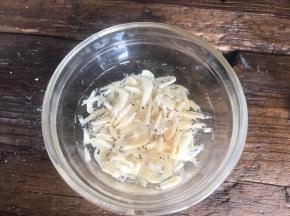 虾米洗净，沥水备用