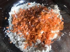 胡萝卜去皮切碎末，加入豆腐泥中，拌匀