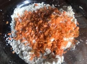 胡萝卜去皮切碎末，加入豆腐泥中，拌匀