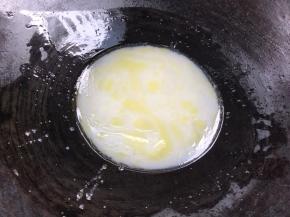 热锅倒入食用油，淋入淀粉水勾芡