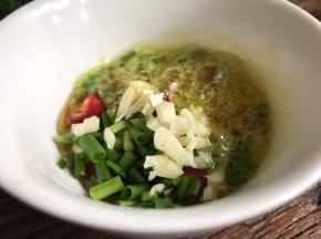 倒入碗中，爆香葱花，蒜末和辣椒碎