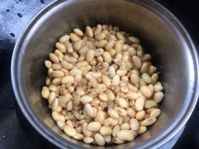 把黄豆洗净，沥水，加入姜末拌匀，放入锅中蒸1小时