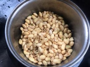 把黄豆洗净，沥水，加入姜末拌匀，放入锅中蒸1小时