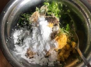 加入除勾芡食材外的所有调料，拌匀