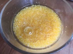 玉米渣洗净备用