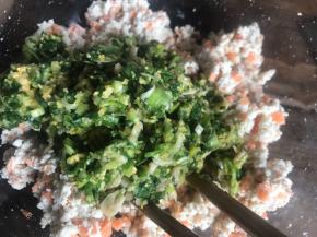 加入刚拌好的蒜苗末，拌匀