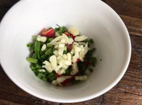 把蒜末、葱花和辣椒碎放入碗中