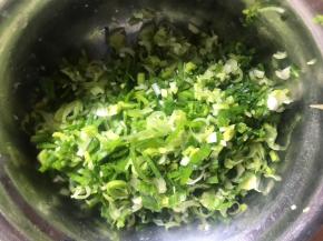 蒜末摘洗干净，切碎装入碗中