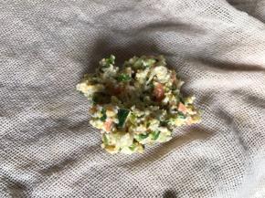 舀一勺拌好的五彩豆腐泥，放入纱布中