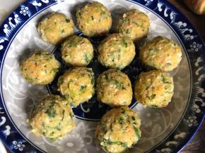 取出蒸好的五彩豆腐丸，摆入盘中