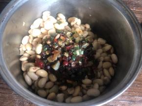 倒入刚拌好的调料，拌匀