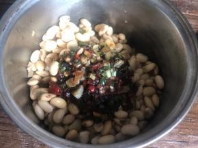 倒入刚拌好的调料，拌匀