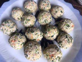 拧成丸子，放入盘中