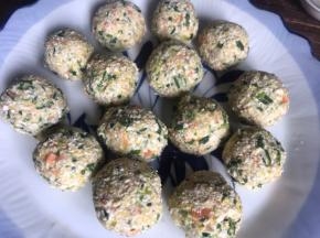 拧成丸子，放入盘中