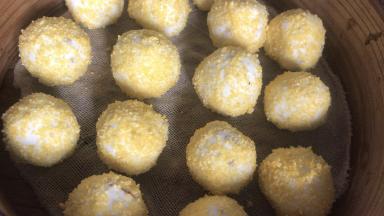 放入蒸格中，放入锅中蒸半小时