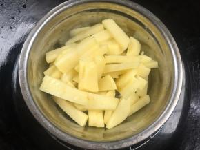 装入容器中，放入锅中蒸20分钟