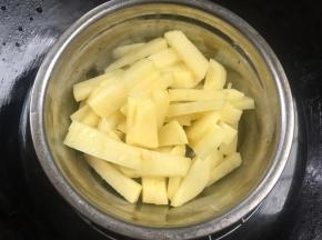 装入容器中，放入锅中蒸20分钟