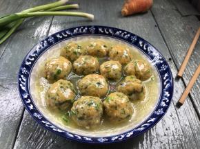 把芡汁浇在装好盘的五彩豆腐丸上面，即可食用