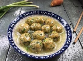 把芡汁浇在装好盘的五彩豆腐丸上面，即可食用