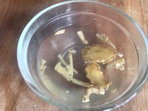生姜用开水冲泡备用
