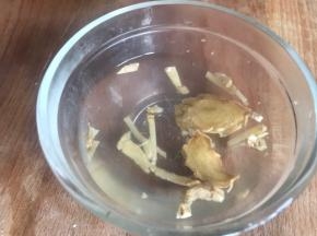 生姜用开水冲泡备用