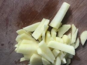 土豆去皮，洗净切碎
