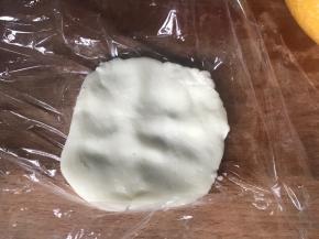 备一块保鲜膜，取越10克粉团，放入保鲜膜中